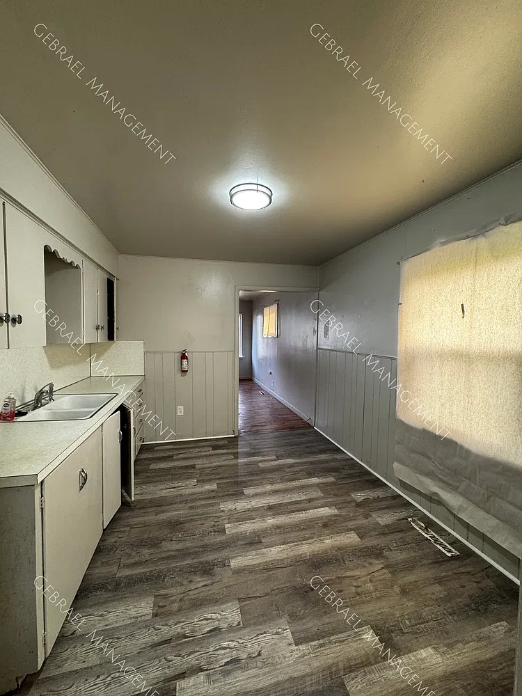 805 Campbell — Photo 3