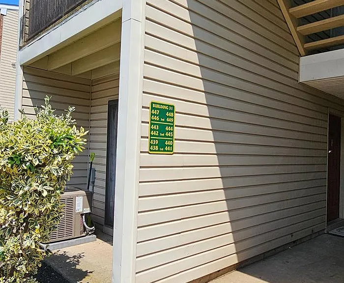 447 Lancaster Ct — Photo 2