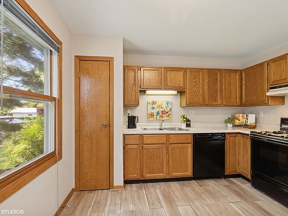 4th image of 264 Maplewood Dr