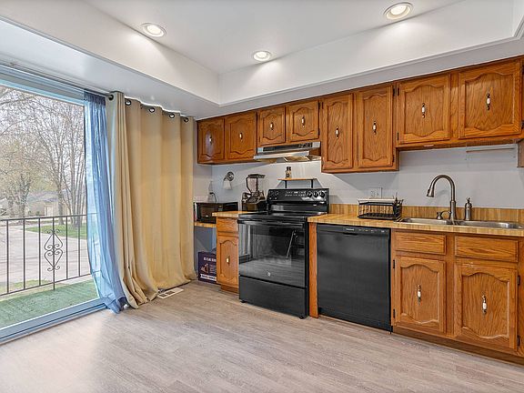 Kitchen 2 sliding door to balcony