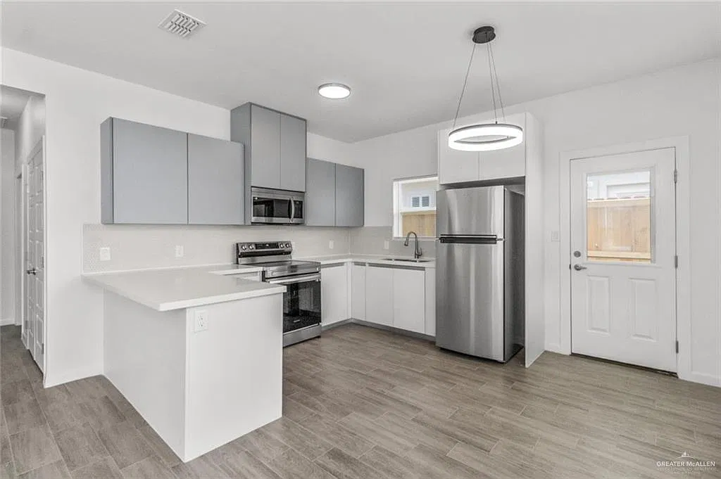 2 bed, 2.0 bath, 980 sqft, $995 — Photo 2