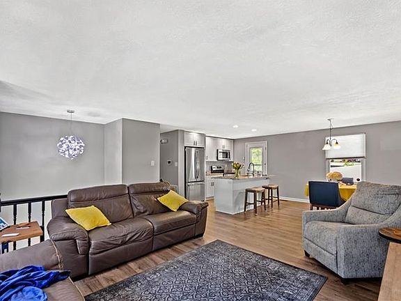 4th image of 375 Fruitwood Dr