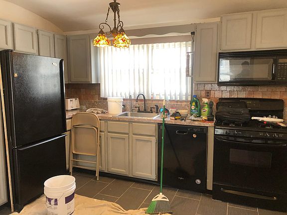 2nd image of 207 Cotter Ave Floor 2