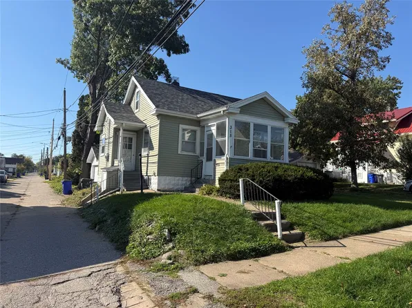 318 Highland Dr NW, Cedar Rapids, IA 52405