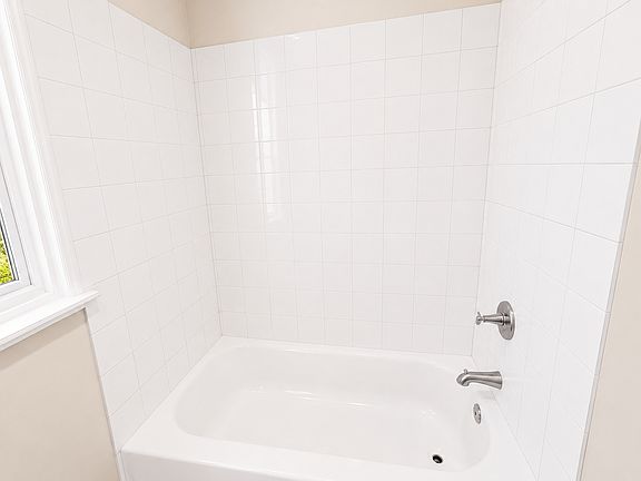 4th image of 15-19 Isabella Ave #2F