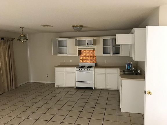 Open floor plan kitchen & dining area