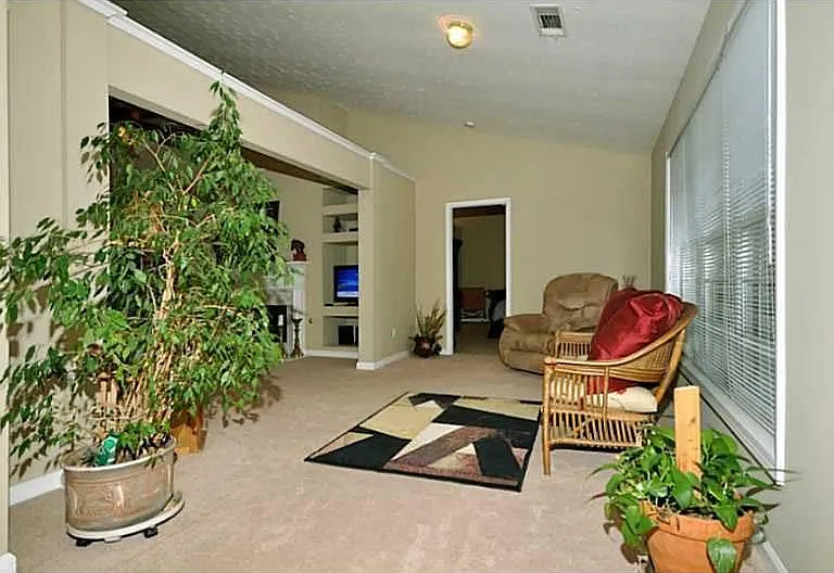 Bonus/Sun room with some furniture added