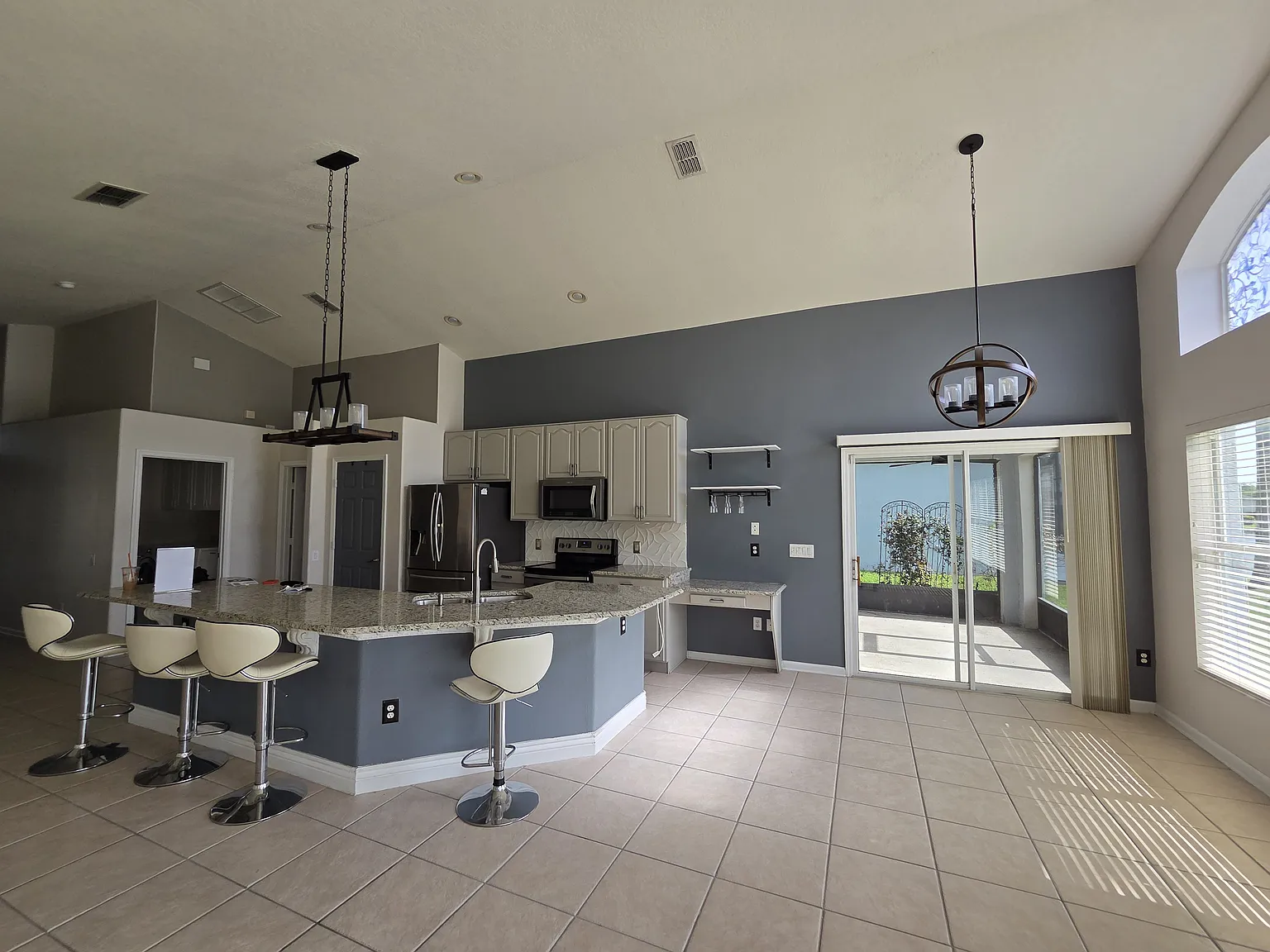 3 bed, 2600 sqft, $3,000 — Photo 2
