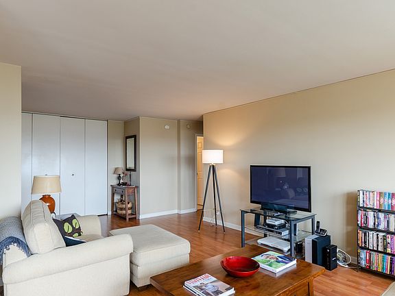 4th image of 4800 S Lake Park Ave APT 1108
