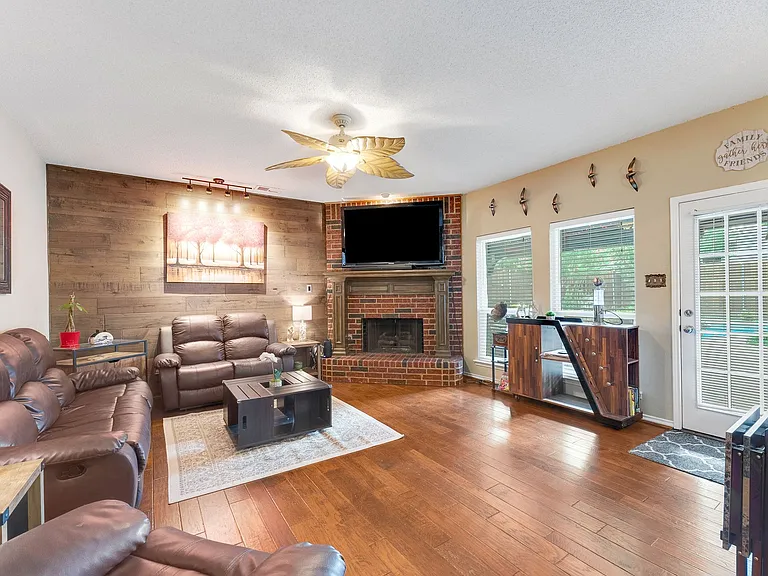 821 Cornell Ln — Photo 30