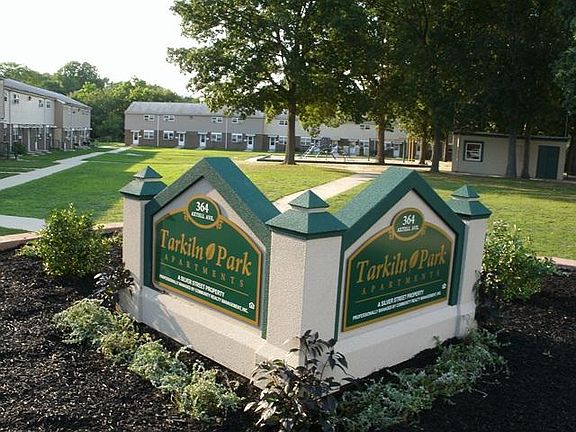 Street sign: Tarkiln Park Apts. 364 Axtell Ave., Vineland, NJ 08360
