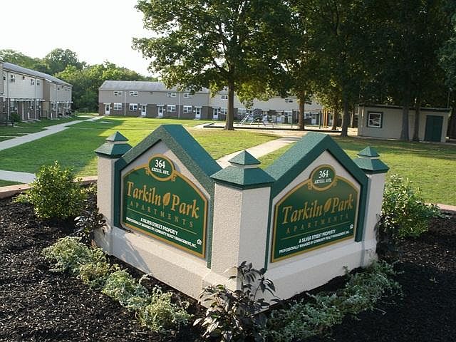 Street sign: Tarkiln Park Apts. 364 Axtell Ave., Vineland, NJ 08360