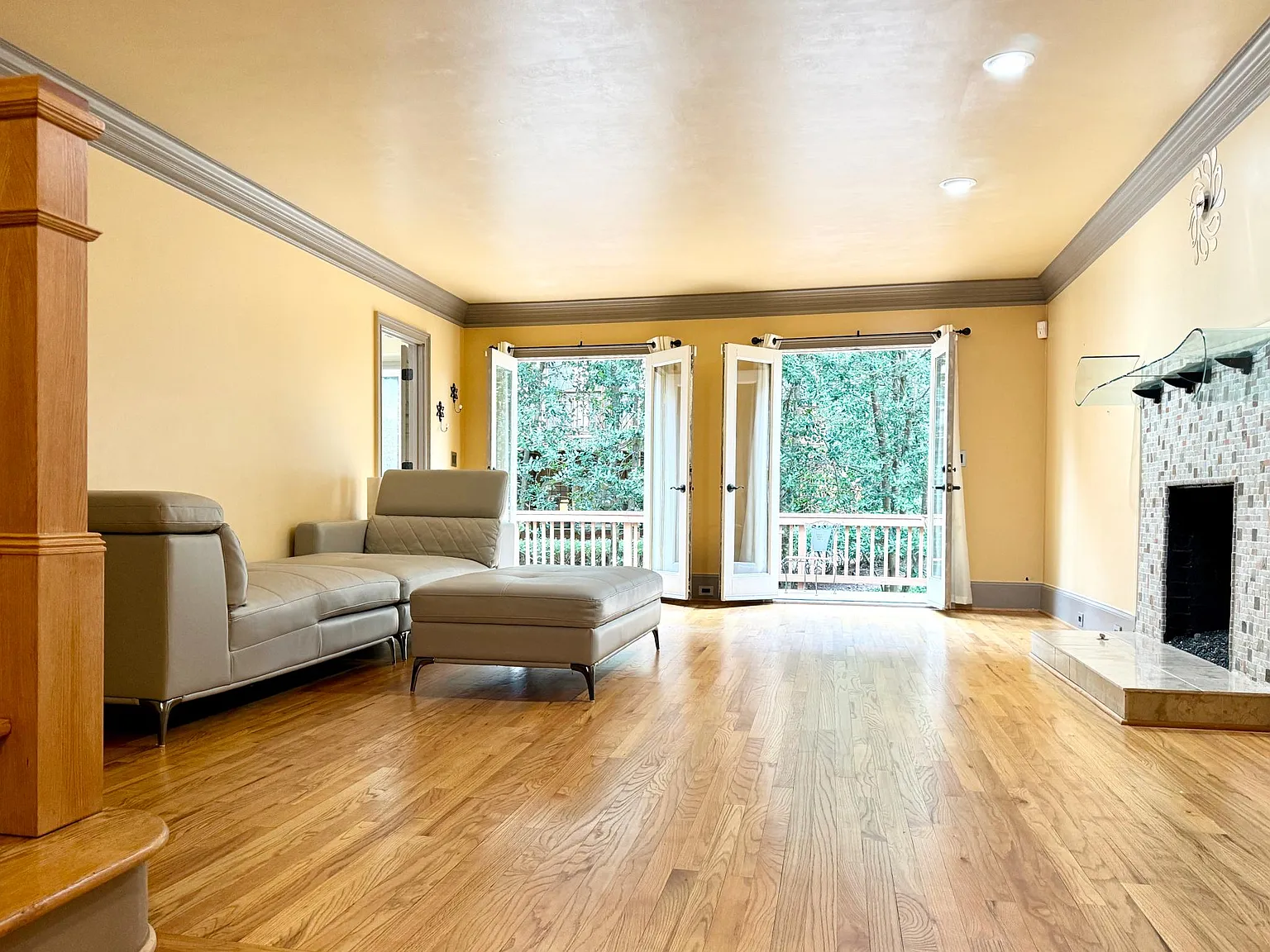3 bed, 2.5 bath, 2351 sqft, $3,900 — Photo 2