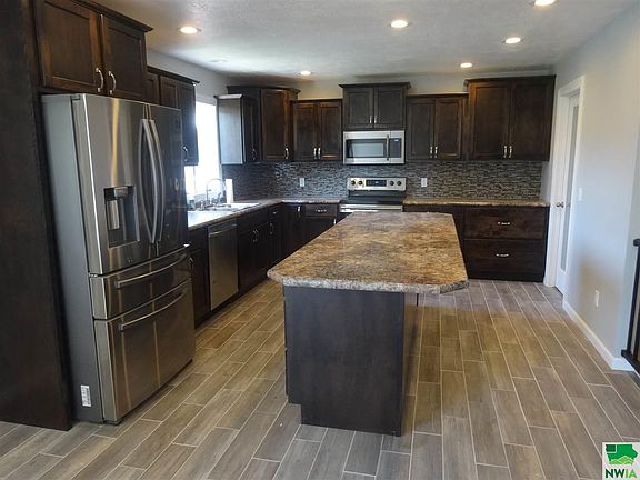 2nd image of 413 Sharpe Dr