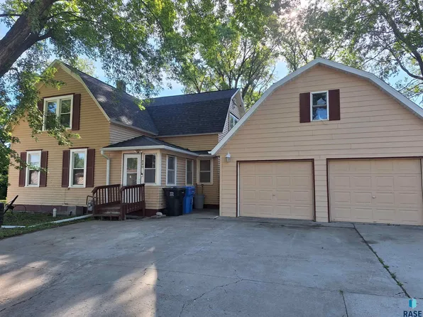 240 N Peck St, Salem, SD 57058