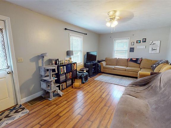 3rd image of 524 S 1st St