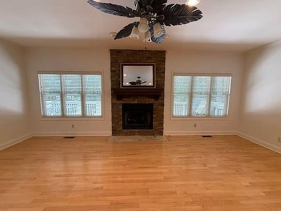 3rd image of 102 Sandsfoot Ln