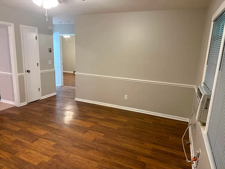 317 Longview Dr — Photo 2