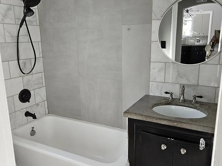 bathroom photo 2