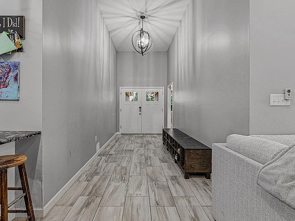 4th image of 403 Elizabeth Ln