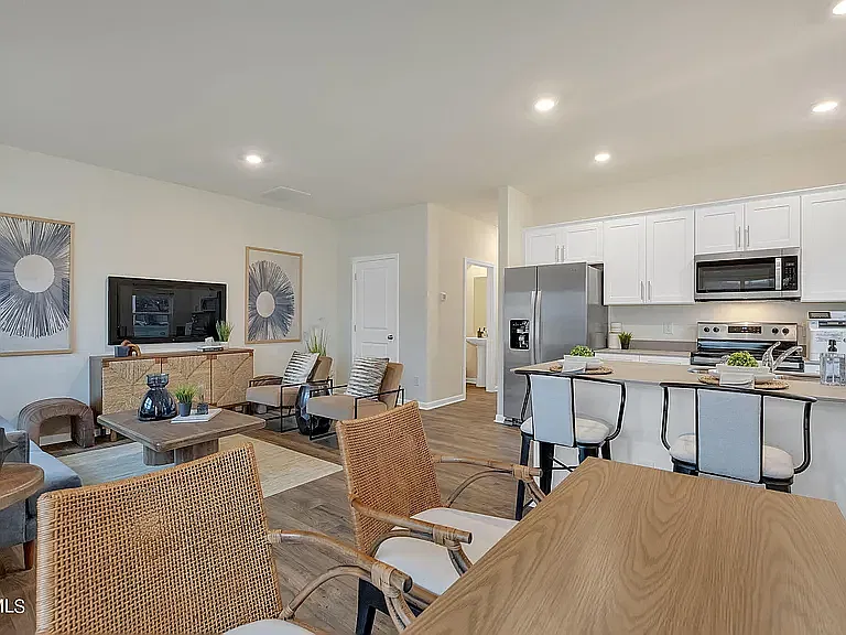 3 bed, 2.5 bath, 1381 sqft, $1,900 — Photo 4
