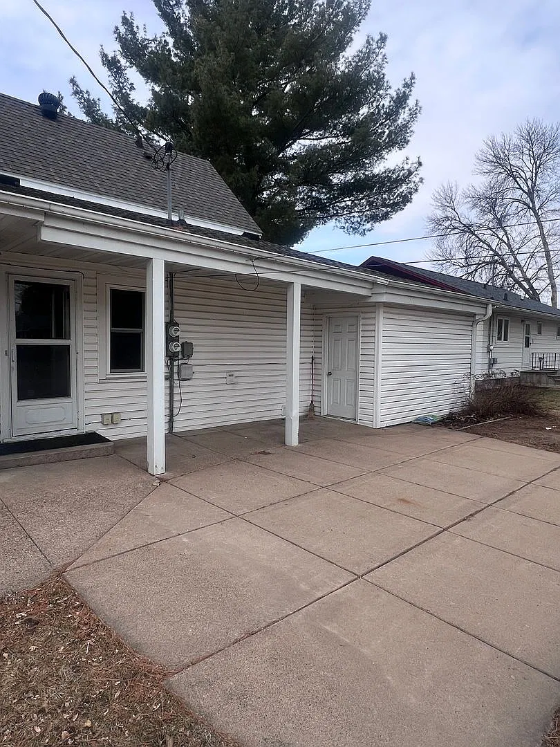 2-Bedroom 1-Bathroom / Multi Family House — Photo 3