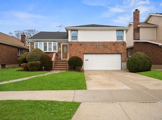 7909 260th St, Glen Oaks, NY 11004