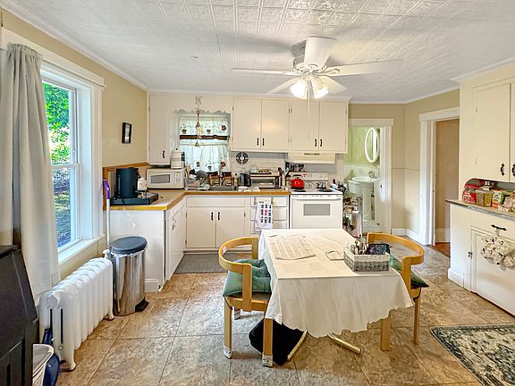 4th image of 40 Elliott Pl