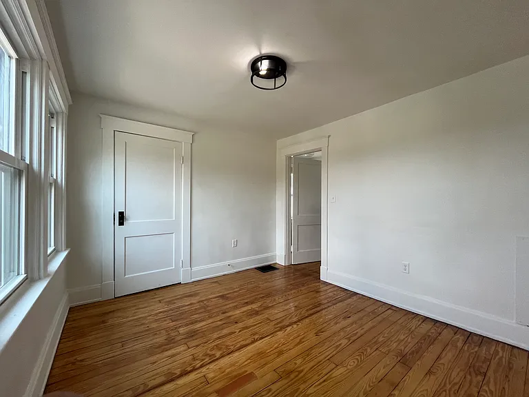 427 W 22nd St — Photo 10
