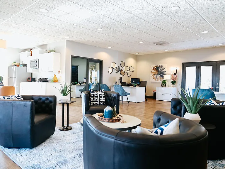 LINGER LONGER WITH NEW FRIENDS AT KINGSTON POINTE APARTMENTS IN KNOXVILLE, TN