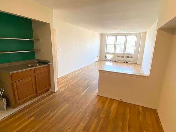 3rd image of 465 E 7th St #F5