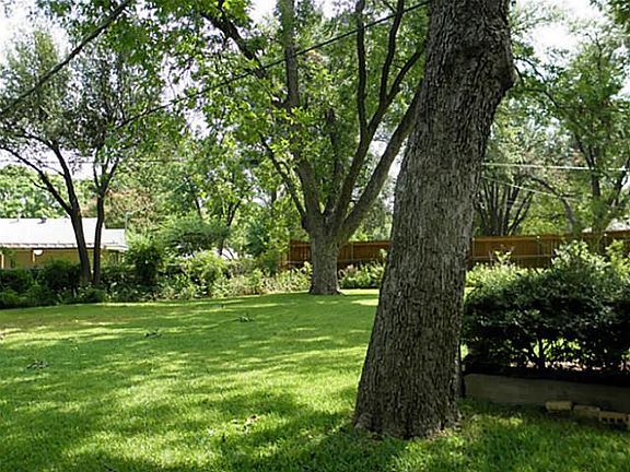 4th image of 3806 Sherwood Dr