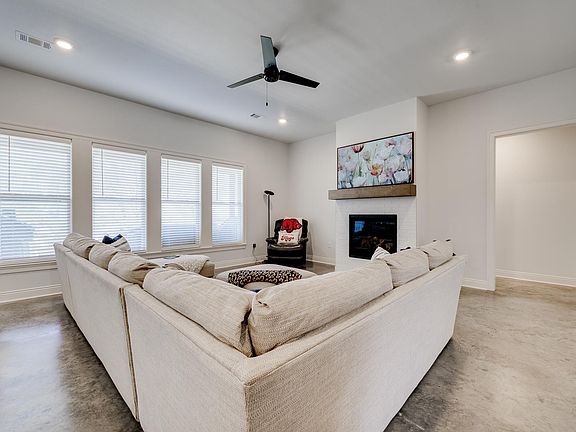 5th image of 2498 Lilac Dr
