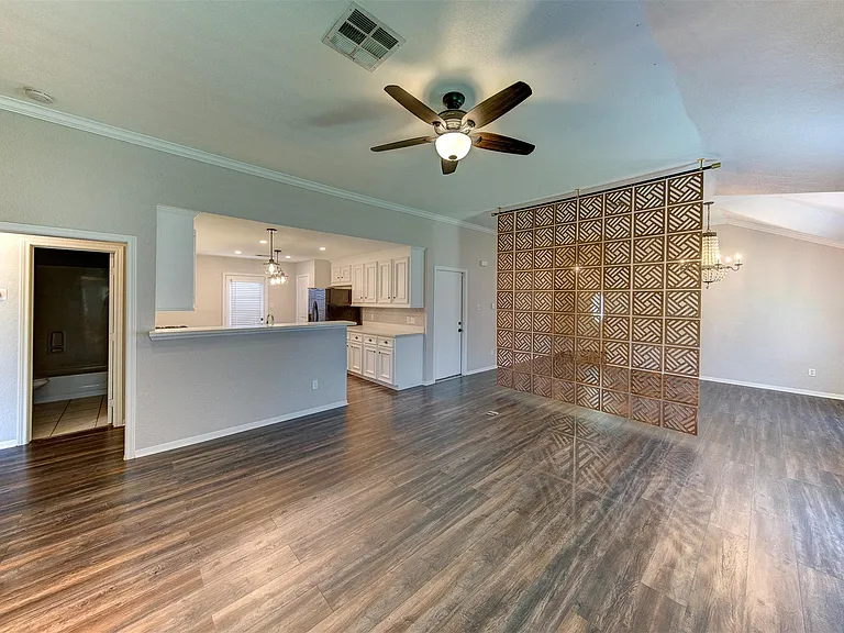 402 Live Oak Ln — Photo 10