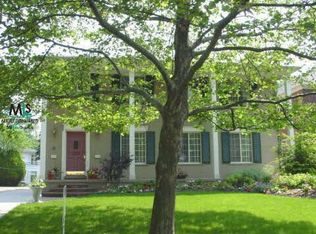 696 Trombley Rd, Grosse Pointe, MI 48230