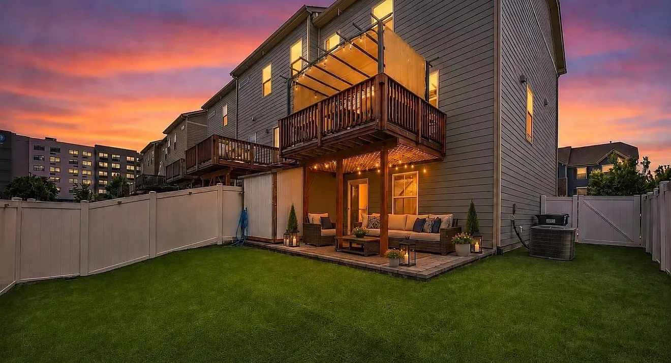 3 bed, 2.5 bath, 2025 sqft, $2,295 — Photo 2
