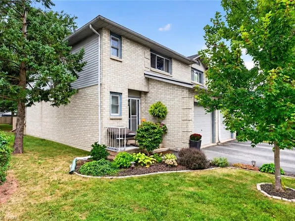 2 Royalwood Ct #20, Stoney Creek, ON L8E 4Y9
