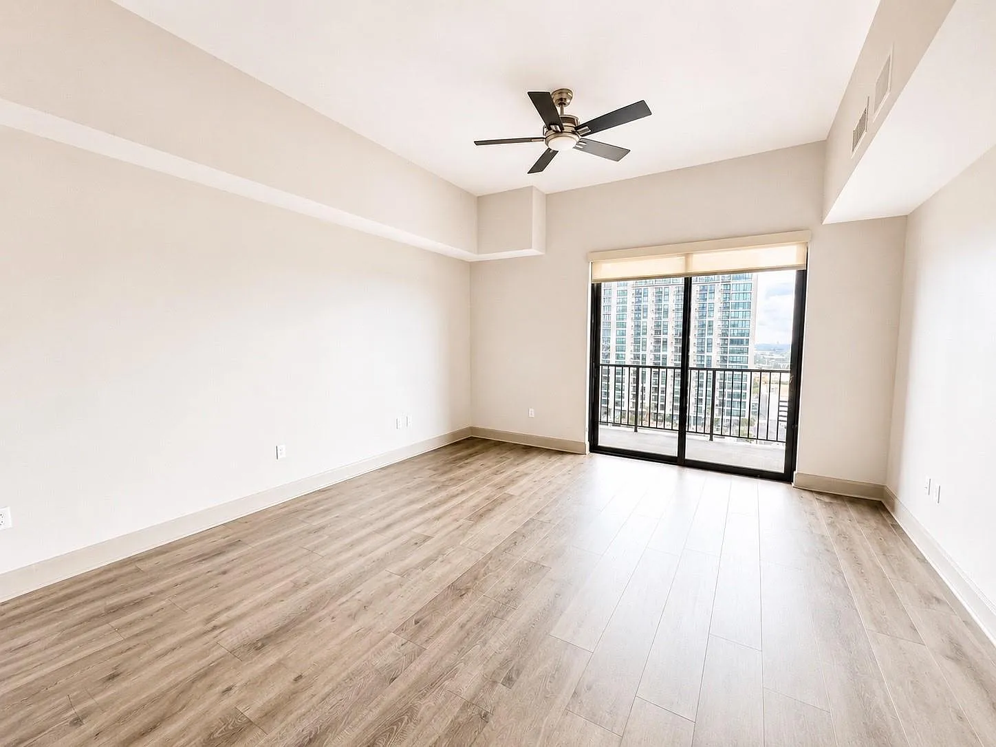 1 bed, 1.0 bath, 808 sqft, $2,059 — Photo 2