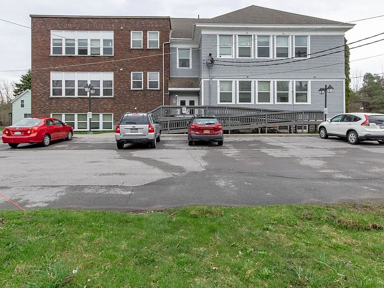 44 Riverside Dr — Photo 17