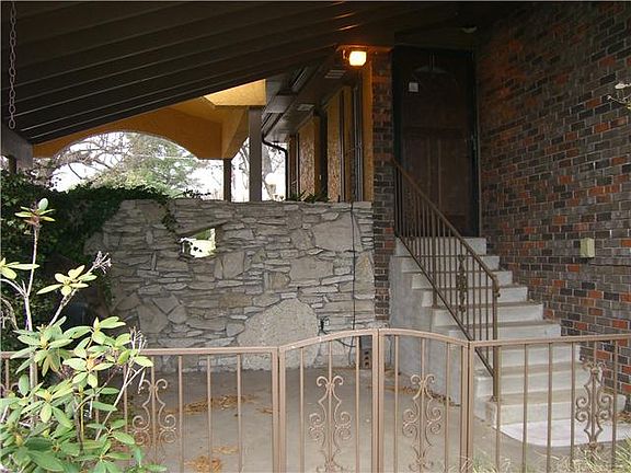 4th image of 401 Martha St