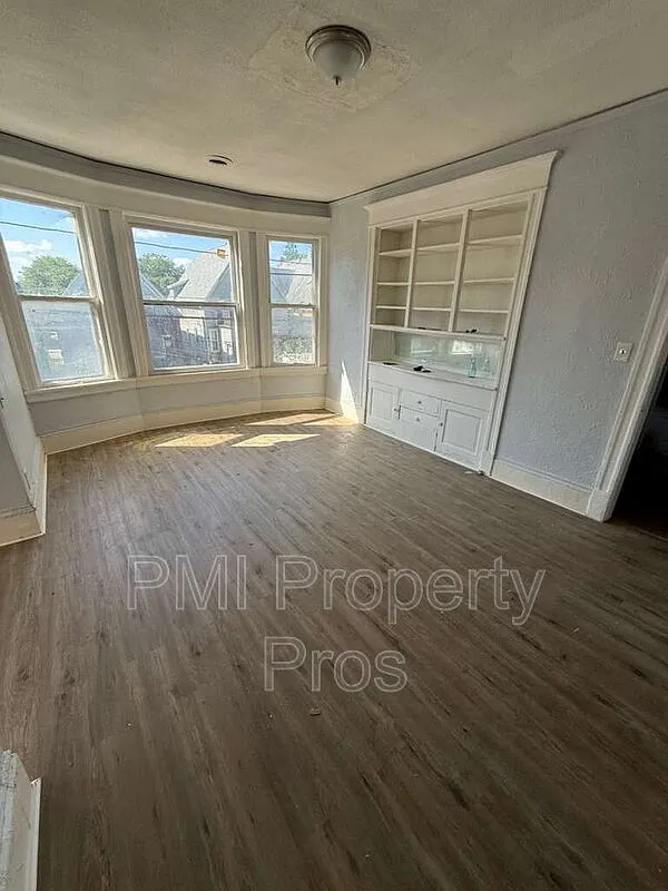 3 bed, 1.0 bath, $1,295 — Photo 4