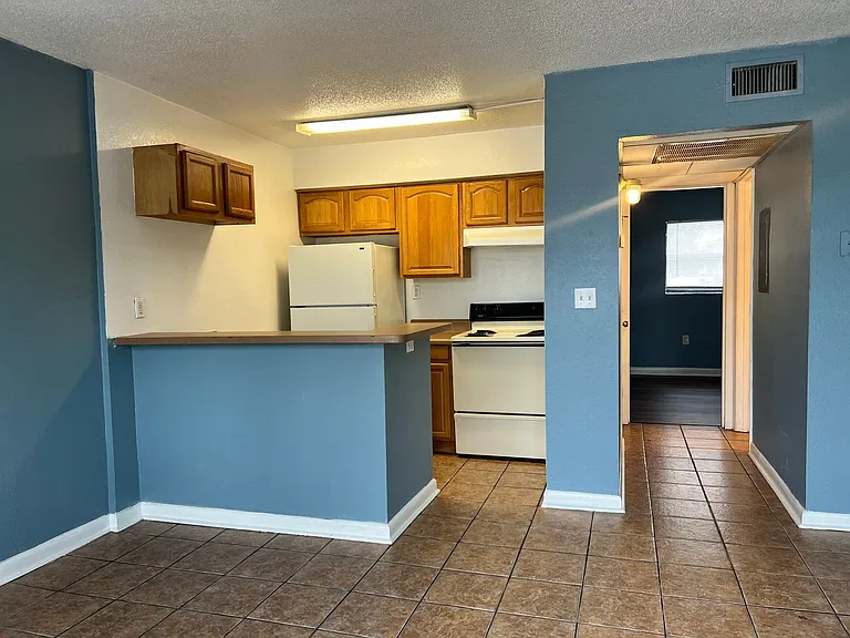 1030 W Walnut St — Photo 14