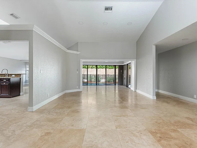 1598 SW 5th Ave — Photo 3