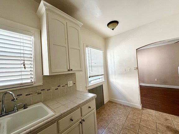 4th image of 1823-1827 Garfield Pl #117