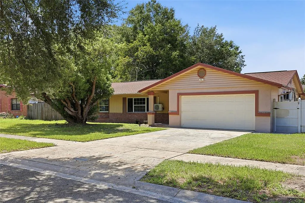 5 bed, 3.0 bath, 2300 sqft, $3,200 — Photo 2