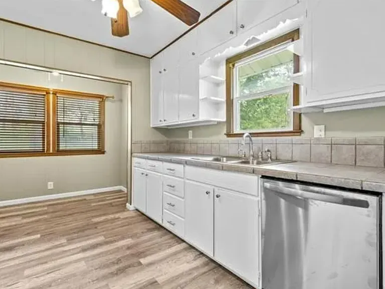 1028 Columbia Ave — Photo 10