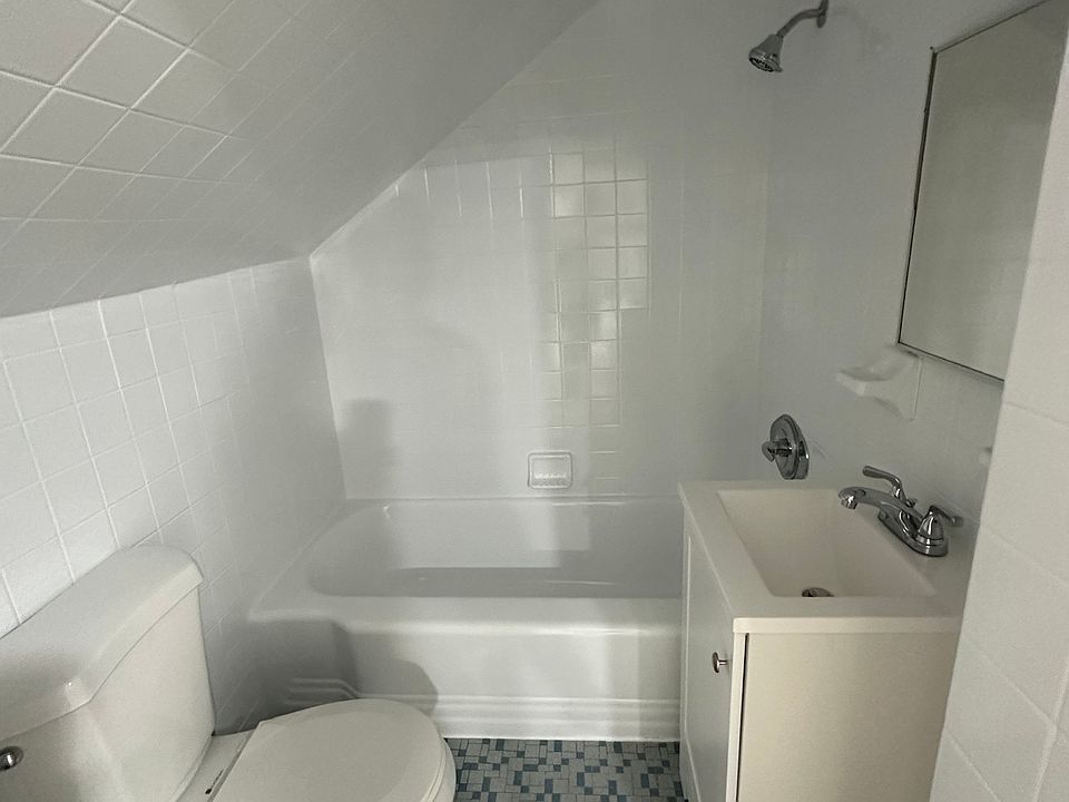 2nd image of 6 Robert Pl #3
