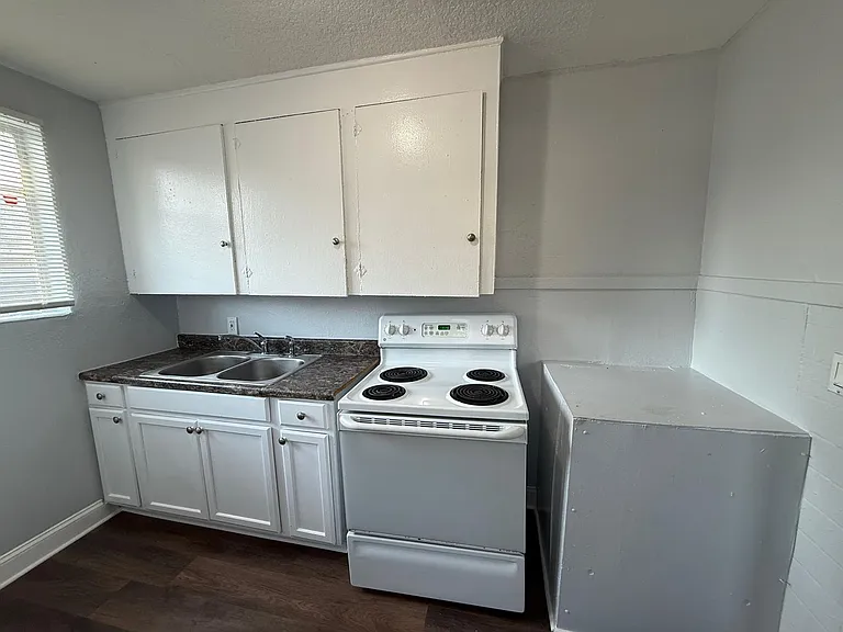 1024 W 8th St — Photo 13