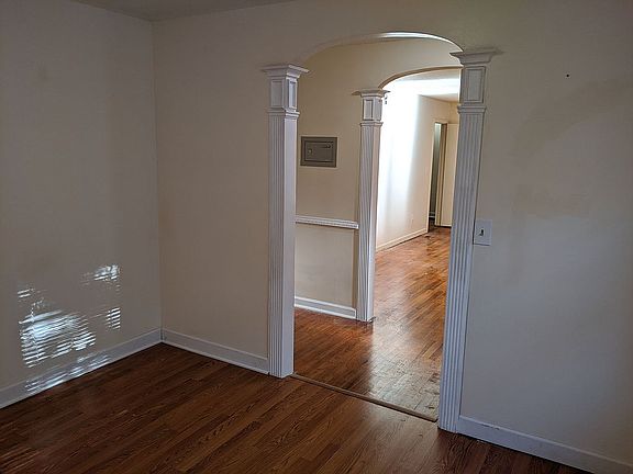 3rd image of 114 Kingsway Dr