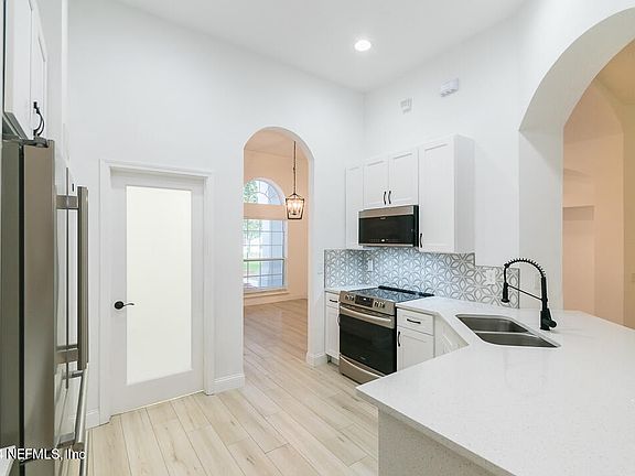 5th image of 8867 HARVARDS COVE Court